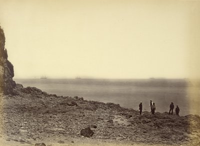 [Vista de la costa con barcos en el horizonte y cinco figuras de pie en la playa] de Felice Beato