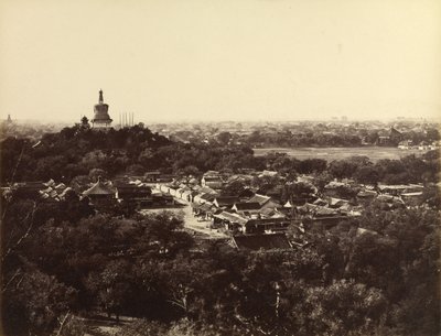 [Vista de los Jardines y el Templo Budista de Pekín] de Felice Beato