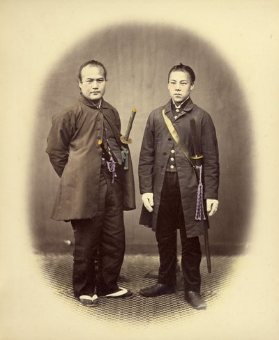 Los Yakunins con trajes semitradicionales de Felice Beato