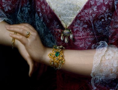 Retrato de Anna Opulich, detalle del colgante y la pulsera de Felice Schiavoni