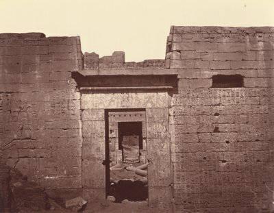 Segunda puerta del Gran Templo de Medinet Habu, Tebas de Félix Bonfils