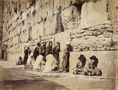 Un grupo de israelitas rezando en el Muro de los Lamentos, Jerusalén de Félix Bonfils
