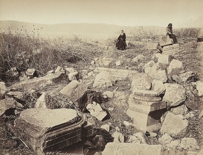 Un monje y un hombre con un arma posan, sentados en unas ruinas, cerca de Cafarnaúm de Félix Bonfils