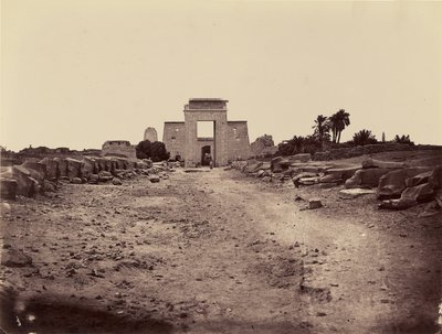 Avenida de las Esfinges y propileo ptolemaico, Karnak, Tebas de Félix Bonfils