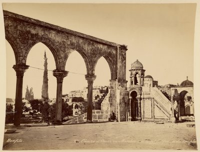 Silla de Omar o Member en la plataforma del templo de Félix Bonfils