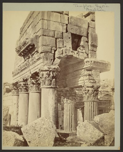 Detalle de los capiteles del pronaos de Baalbek de Félix Bonfils