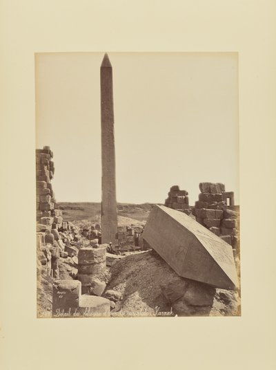 Detalle de los obeliscos y el patio de las cariátides - Karnak de Félix Bonfils