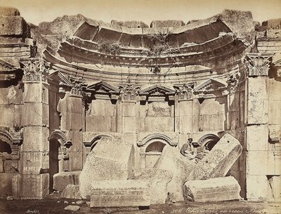 (detalle) de las llamadas "habitaciones" en la zona arqueológica de Heliópolis o Baalbek, antigua ciudad siria, ahora Líbano. Un hombre posa, sentado en las ruinas de Félix Bonfils