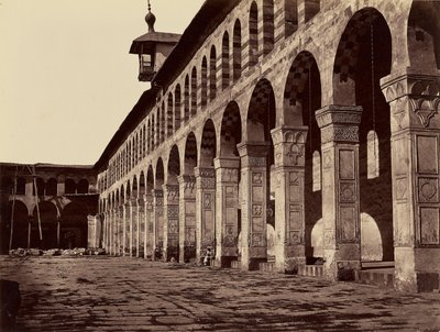 Enfilada de la Gran Mezquita, lado sur, en el patio (Damasco) de Félix Bonfils
