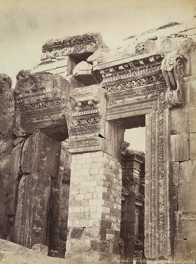 Entrada al Templo de Júpiter o Templo del Sol, en la zona arqueológica de Heliópolis o Baalbek, antigua ciudad siria, ahora Líbano de Félix Bonfils