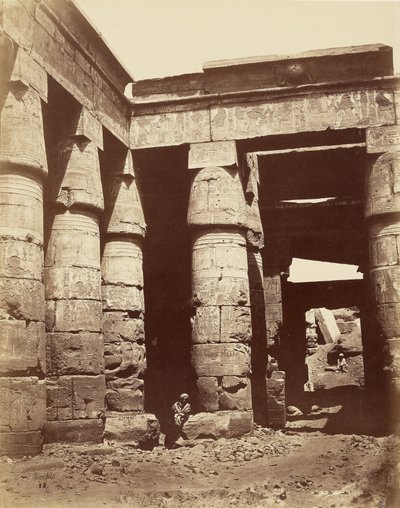 Interior del primer patio del templo de Ramsés III en Karnak [Tebas] de Félix Bonfils