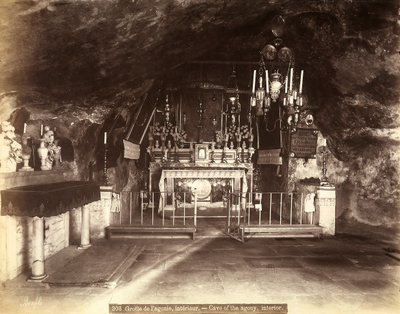 Interior de la Gruta de la Agonía, o Basílica de la Agonía, actualmente llamada Iglesia de Todas las Naciones, en Jerusalén. Según la tradición, Jesús pasó sus últimos momentos aquí antes de ser arrestado de Félix Bonfils