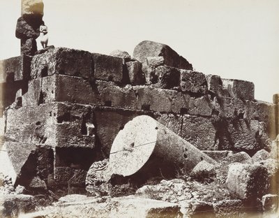 Ruinas de las columnas del Templo de Júpiter, en la zona arqueológica de Heliopolis o Baalbek, antigua ciudad siria, ahora Líbano de Félix Bonfils