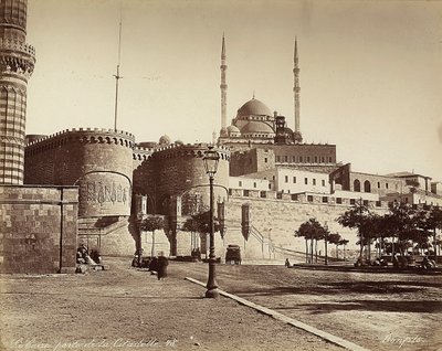 La Puerta Bab el-Azab de la Ciudadela, con la Mezquita de Muhammad Ali al fondo, en El Cairo, Egipto de Félix Bonfils