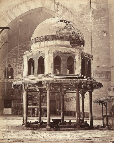 La fuente de abluciones, en la Mezquita del Sultán Hassan, en El Cairo, Egipto de Félix Bonfils