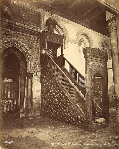 El minbar, silla de madera antigua, alojada en la Mezquita de Ibn Tulun en El Cairo, Egipto de Félix Bonfils