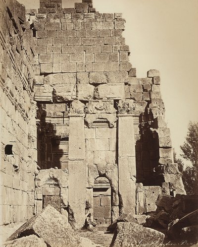 Los propileos del Templo de Júpiter o el Templo del Sol, en la zona arqueológica de Heliópolis o Baalbek, antigua ciudad siria, ahora Líbano de Félix Bonfils