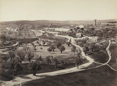 Paisaje de valle con un molino de viento y olivares de Félix Bonfils