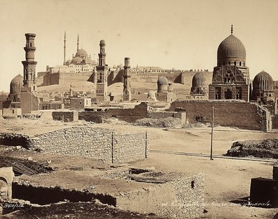 Vista de la Ciudadela con numerosos monumentos y hallazgos antiguos, en El Cairo, Egipto de Félix Bonfils