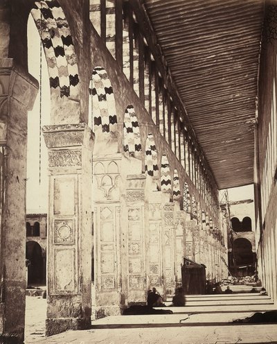 Vista de la columnata en la Gran Mezquita Omeya, en Damasco, Siria. Originalmente un templo para los arameos, luego una basílica cristiana, eventualmente se convirtió en una mezquita que permitió a los cristianos continuar usando un ala de la estructura pa de Félix Bonfils