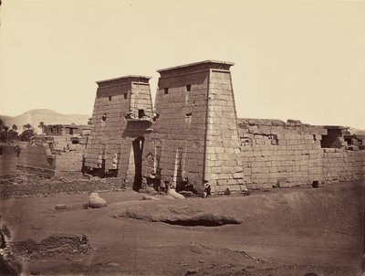 Vista general del templo de Ramsés III, Karnak, Tebas de Félix Bonfils