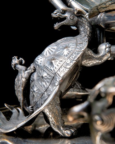 Un acuario y pedestal de bronce plateado 