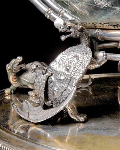 Un acuario y pedestal de bronce plateado 