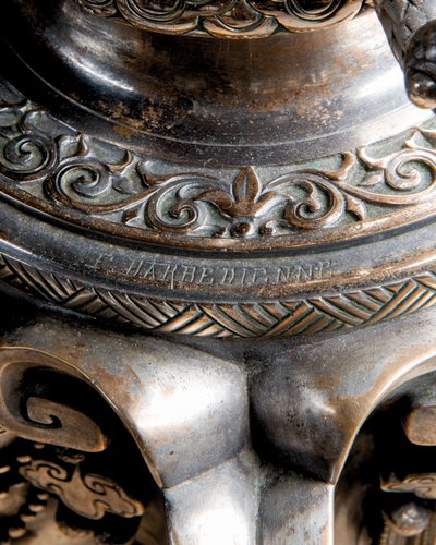 Un acuario y pedestal de bronce plateado 