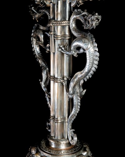 Un acuario y pedestal de bronce plateado 