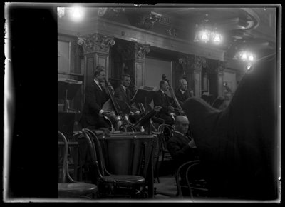 Bajista del miembro vienés de una orquesta filarmónica de Ferdinand Schmutzer