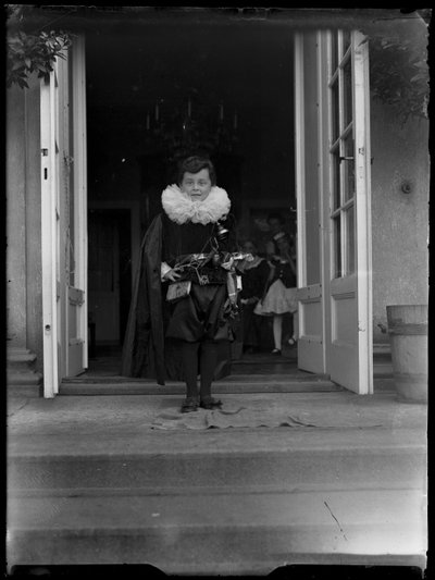 Foto de Johannes sordidez (1913-1958) de niño en el traje de Ferdinand Schmutzer