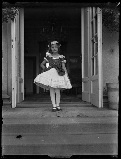 Foto de Susanne sordidez (1911-1991) como niño en el traje de Ferdinand Schmutzer