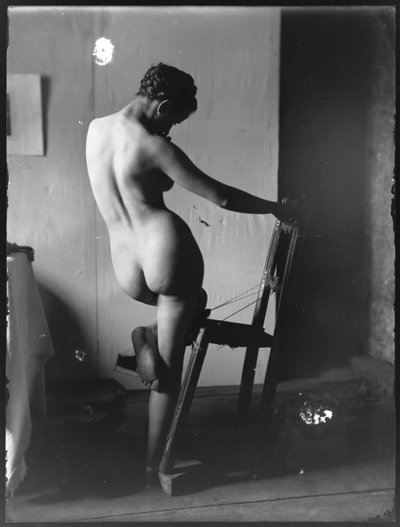 Standee escena femenina con silla de Ferdinand Schmutzer