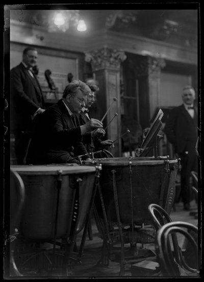 Llamativo mecanismo del miembro vienés de una orquesta filarmónica de Ferdinand Schmutzer