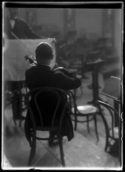 Violinista vienés miembro de una orquesta filarmónica de Ferdinand Schmutzer