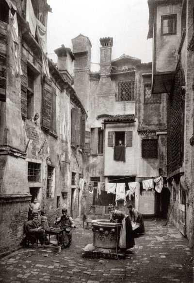 Un patio rodeado de edificios en Venecia, c.1880 de Ferdinando Ongania