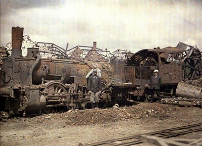 Locomotora y vagón quemados frente a las ruinas de la destilería Vauxrot, Cuffies, Aisne, Francia, 1917 de Fernand Cuville