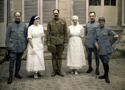 Médicos y enfermeras militares franceses frente al Hospital Saint-Paul, Soissons, Aisne, Francia, 1917 de Fernand Cuville