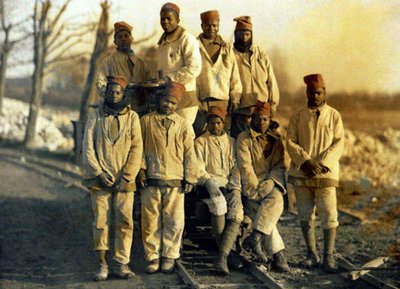 Trabajadores senegaleses con una bicicleta de riel, Ham, Somme, Francia, 1917 de Fernand Cuville