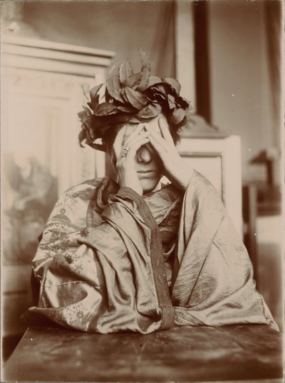 Mujer apoyada en una mesa, con las manos delante de la cara de Fernand Khnopff