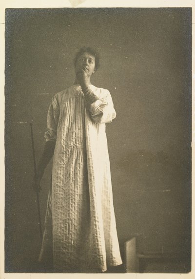 Mujer en camisa, mano delante de la boca de Fernand Khnopff