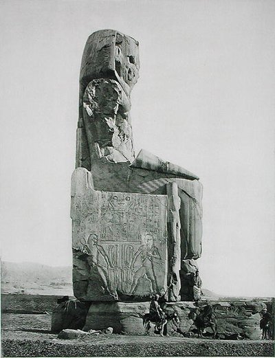 Estatua colosal, Templo de Amenhotep III (c.1417-1379 a.C.) Tebas, publicado c.1900 de Fils Goupil