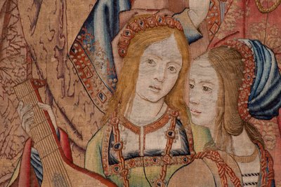 Tapiz flamenco. Serie La Historia de David y Betsabé. El profeta Natán reprende al rey David (El profeta Natán reprende a David). Tercer panel de la serie. Modelo Anónimo. Fabricación Desconocida, Bruselas. 1505. Tejido Oro, seda y lana. de Flemish School