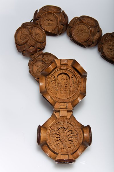 Rosario de Enrique VIII, (detalle) de la cuenta Pater abierta (boj) de Flemish School