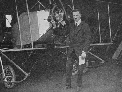 Uno de los mejores instructores: Lewis WF Turner junto a un biplano de entrenamiento Caudron, 1913 1934 de Flight Photo