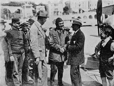 El Trofeo Schneider: Howard Pixton hablando con Jacques Schneider después de su victoria, 1914 1934 de Flight Photo