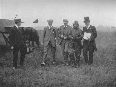 El fin de un gran vuelo: la llegada del Sr. Robert Slack a Hendon, 1913 1934 de Flight Photo