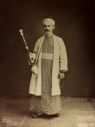 Álbum Damas y Baalbek: Retrato de un hombre con una pipa de agua de Félix Bonfils