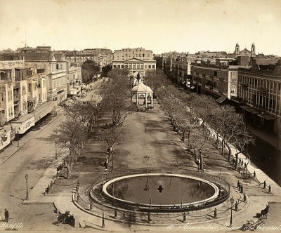 Alejandría, Egipto: Plaza de los Cónsules, con una gran fuente redonda de Félix Bonfils