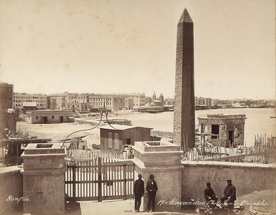 Alejandría, Egipto: el Obelisco de Cleopatra, con cuatro hombres posando para la fotografía de Félix Bonfils